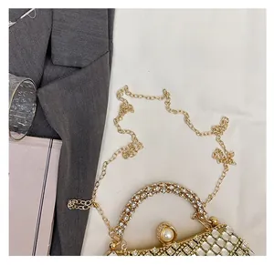 Détails de pochette de soirée avec poignée en cristal et fermoir perle élégant
