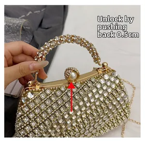 Détail d'une pochette de soirée en strass avec boucle perle et mécanisme d'ouverture