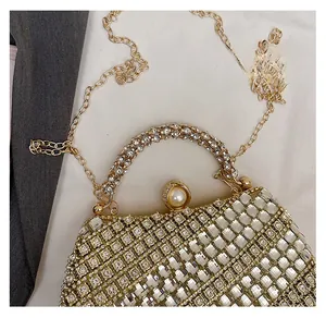 Détail de la pochette de soirée en strass avec fermoir perle et fine chaîne dorée