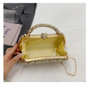 Vue détaillée de l'intérieur en satin jaune d'une pochette de soirée avec chaîne