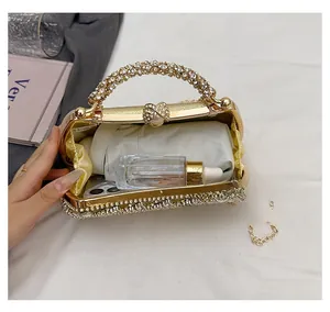 Vue intérieure de la pochette de soirée dorée avec strass montrant sa grande capacité