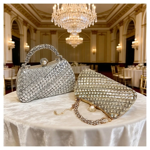 Détail de sacs de soirée luxe en strass avec fermoirs perles et poignées dorées