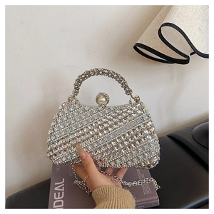 Vue détaillée du sac de soirée de luxe avec strass, fermoir perle et poignée en cristal