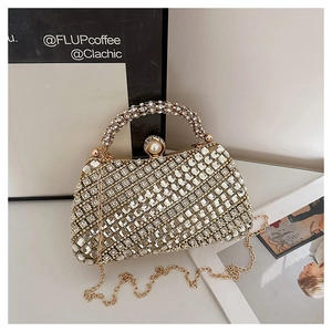 Vue détaillée de la pochette de soirée dorée avec strass et fermoir en perles