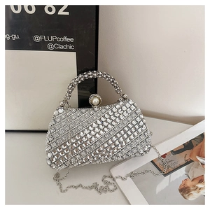 Gros plan détaillé du sac de soirée argenté à strass avec fermoir perle et bandoulière