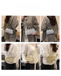 Détails de la pochette de soirée strass argent et or avec poignée perle et chaîne