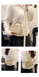 Détail de la pochette de soirée dorée avec strass et fermoir perle sur un mannequin