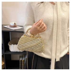 Gros plan détaillé d'une pochette de soirée luxueuse avec strass et fermoir perle