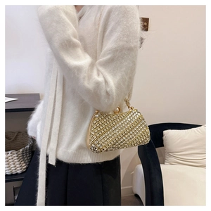 Détail de la pochette de soirée avec strass diagonaux et fermoir en perles chic