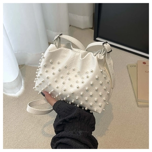 Dettaglio borsa a nuvola plissettata bianca con perle eleganti e tracolla regolabile