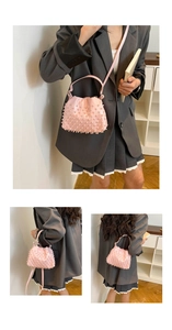 Dettaglio della borsa nuvola rosa con perle abbinata a un blazer grigio elegante