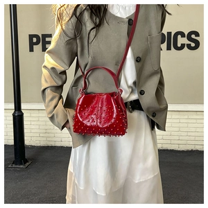 Borsa nuvola rossa lucida con perle decorative e tracolla sottile in tinta