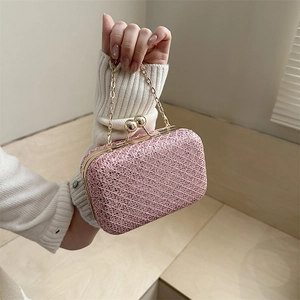 Borsa da sera rosa con paillettes, catena dorata e trama quadrata scintillante