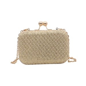 Elegante borsa pochette dorata glitterata con chiusura a sfera e tracolla a catena da sera