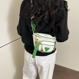 Sac ceinture blanc et vert en cuir avec garnitures dorées et plusieurs fermetures éclair