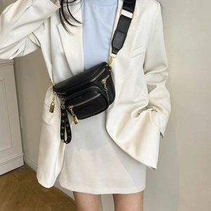 Sac banane en cuir noir tendance avec fermetures éclair dorées et détails cloutés