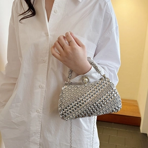 Pochette de soirée argentée avec strass, fermoir perle et poignée anneau pour femme