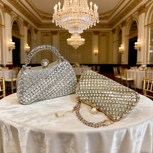 Pochette de soirée chic avec strass, fermoir perle et poignée en métal, doré et argent