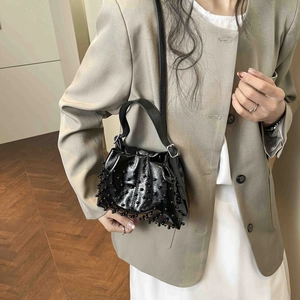 Borsa a secchiello con perle nere in pelle lucida con tracolla e manico superiore