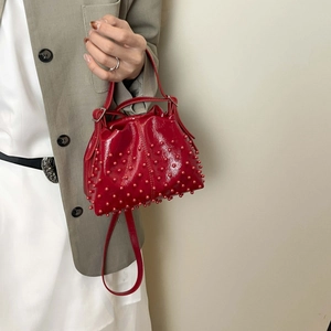 Borsa a secchiello in pelle verniciata rossa con borchie e tracolla rimovibile