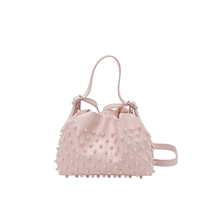 Borsa a secchiello rosa in ecopelle plissettata con perle e tracolla rimovibile