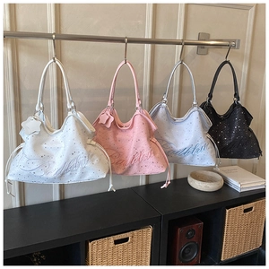 Détails de sacs fourre-tout à cordon avec motifs d'étoiles et broderie Badblood sur rack
