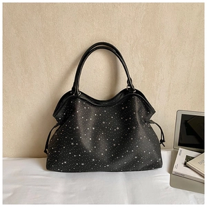 Gros plan du sac cabas noir avec motifs d'étoiles blanches et détails de cordon élégants