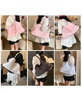Détail d'un grand sac fourre-tout en toile avec motif d'étoiles et broderie Baitblue