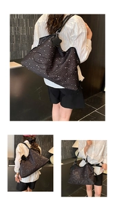 Vue détaillée du grand sac cabas noir à motif étoiles avec pendentif étoile en cuir