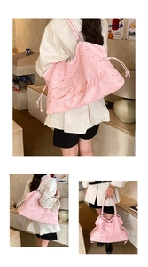 Détail du sac cabas rose à motif étoiles avec broderie Badblue et cordon latéral