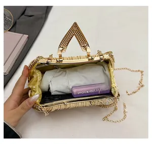 Détail de la capacité intérieure du sac de soirée en paille avec téléphone et maquillage