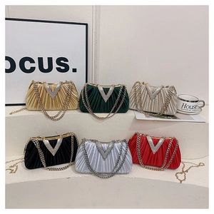 Détails de sacs de soirée plissés avec fermoirs en strass en V en six coloris divers