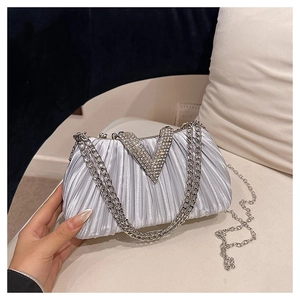 Détail du sac de soirée en satin plissé argenté avec boucle en strass en forme de V