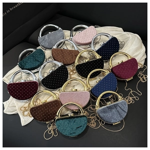 Sélection de sacs de soirée ronds avec strass et poignées métalliques en plusieurs couleurs