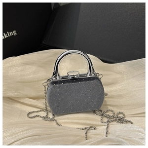 Détail de la pochette de soirée en velours avec strass brillants et poignée anneau argent