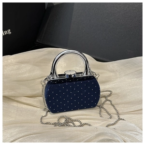 Détails du sac de soirée en velours bleu marine avec des décorations étoilées argentées