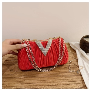 Pochette de soirée plissée rouge avec boucle en V en strass et fine chaîne dorée