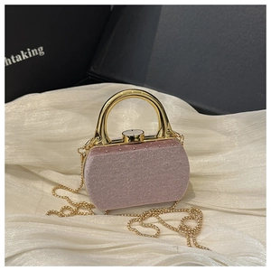 Détail du mini sac de soirée en velours lavande pailleté avec anse et chaîne dorées