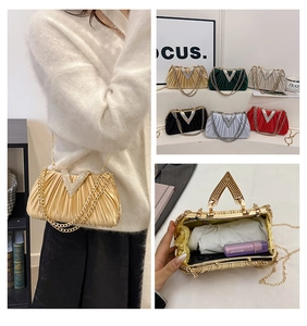 Vues détaillées du sac de soirée plissé avec boucle strass en V et chaîne dorée