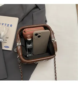 Vista interna che mostra la grande capacità di una borsa a tracolla in pelle marrone