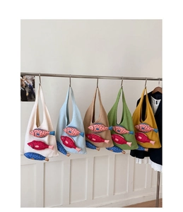Détail de sacs cabas en maille colorés avec décoration de poissons 3D variés