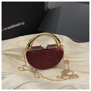 Détail du sac de soirée vintage en velours rouge avec strass argentés et poignée dorée