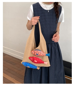 Détail d'un sac cabas tricoté créatif avec ornements de poissons 3D colorés porté
