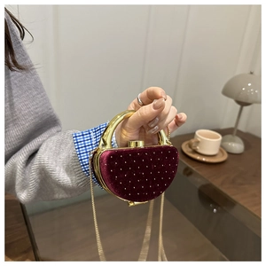 Détail du mini sac de soirée en velours bordeaux avec clous dorés et anse
