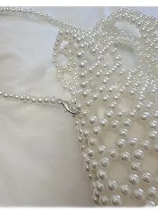 Détail du sac en perles avec fermoir en métal argenté et doublure intérieure en satin