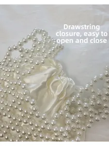 Détail de fermeture à cordon en satin blanc avec filet tissé en perles creuses
