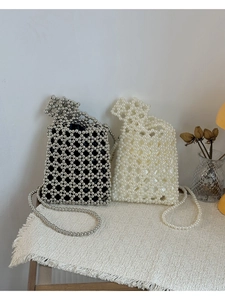 Détail de sacs seaux faits main avec des perles géométriques et finitions nacrées