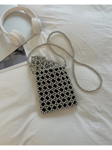 Détail du tissage de perles métalliques argentées faites à la main sur un sac à bandoulière