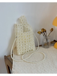 Détail d'un sac bandoulière en perles fait main avec doublure en soie et perles tissées
