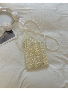 Détail du sac à bandoulière en perles fait main sur lin blanc avec casque audio